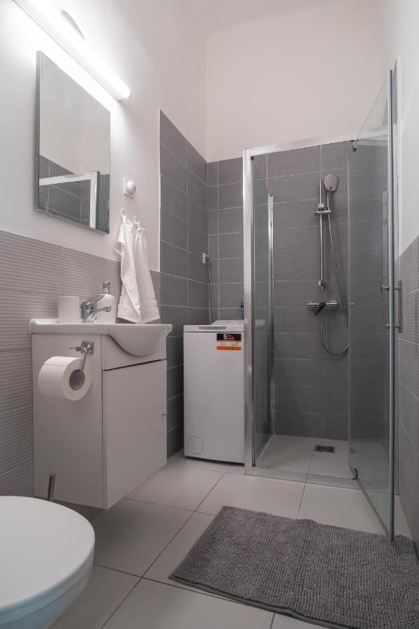 Appartamento Very Central 1-Br Apt With Patio Budapest Esterno foto