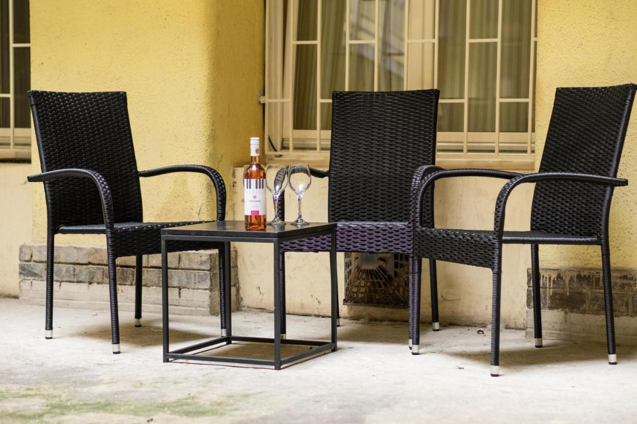 Appartamento Very Central 1-Br Apt With Patio Budapest Esterno foto
