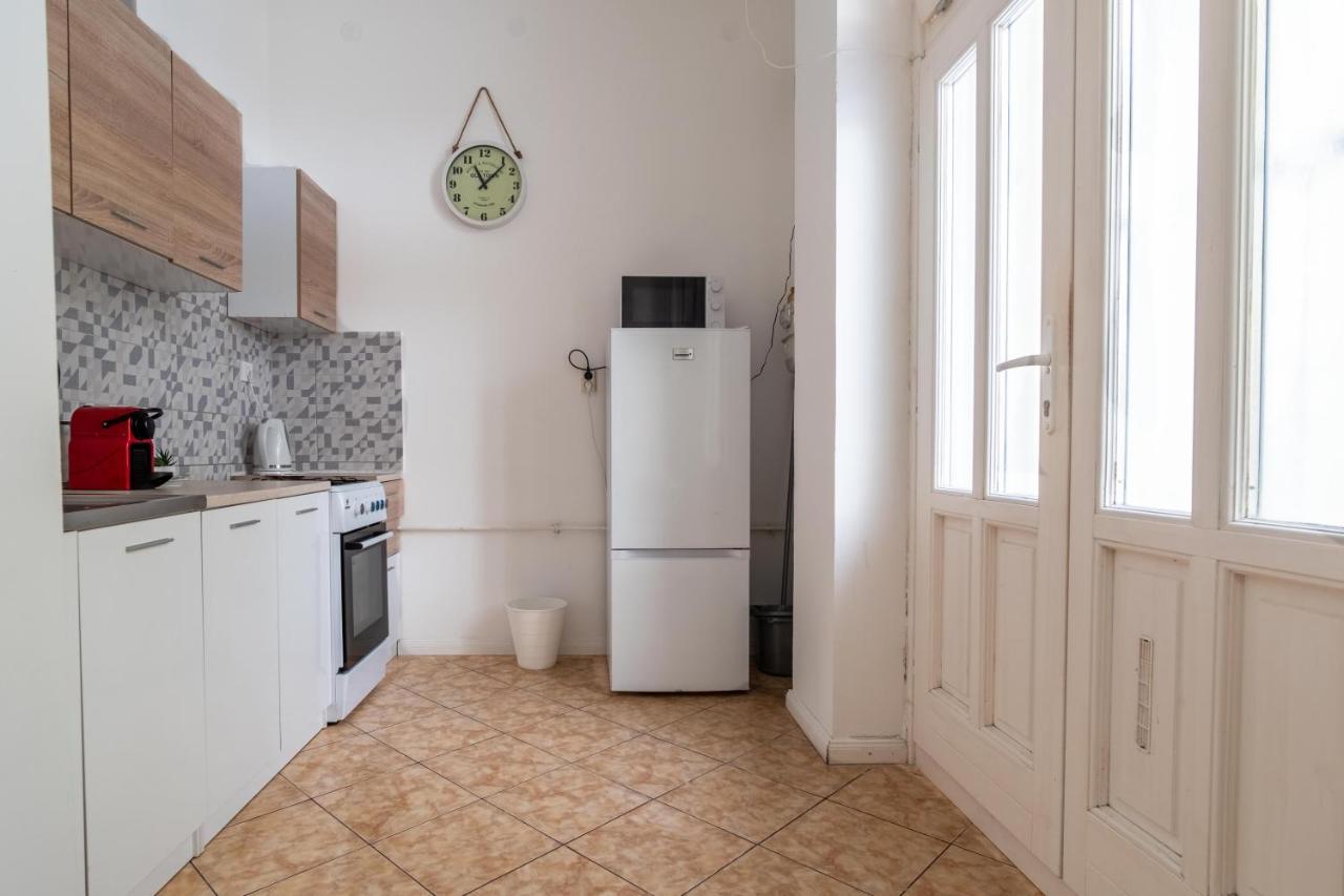 Appartamento Very Central 1-Br Apt With Patio Budapest Esterno foto