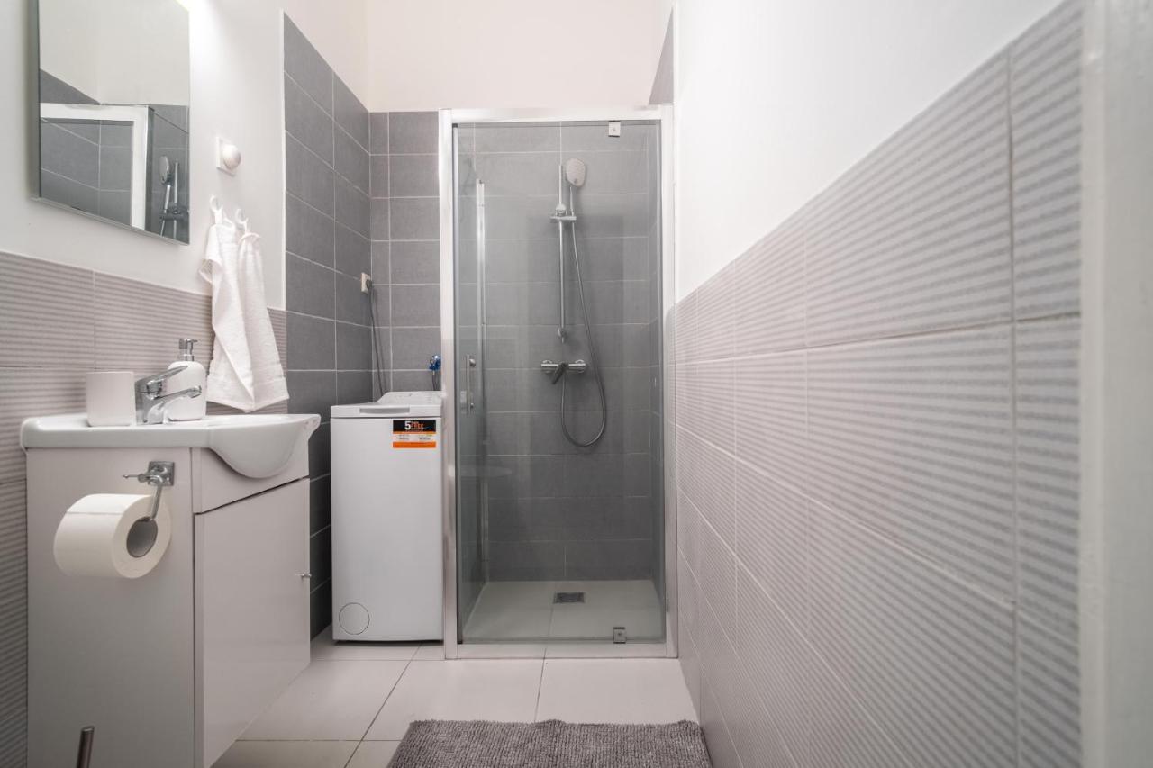 Appartamento Very Central 1-Br Apt With Patio Budapest Esterno foto